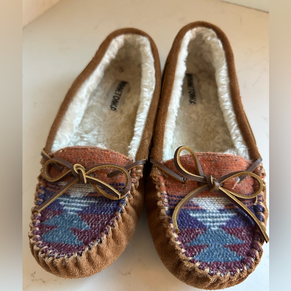 Minnetonka Moccasins sz 9